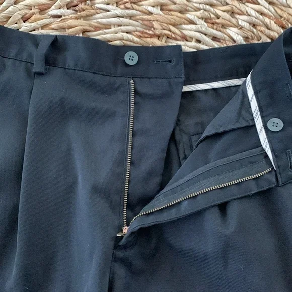 Nike FitDry Pleated Golf Shorts - Picture 4 of 9